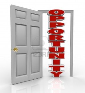 10913346-una-puerta-blanca-se-abre-para-revelar-la-palabra-oportunidad-para-ilustrar-la-nueva-oportunidad-que